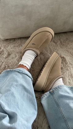 Slippers Outfit, Short Ankle Boots, Uggs Outfit, School Looks, Girly Shoes, Shoe Inspo