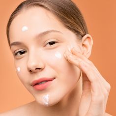 Enzyme based exfoliating cream removes dead skin cells and blackheads by digesting dead cells and liquefying oils allowing to rinse away impurities. Skin Myths, Skin Tightening Remedies, Prevent Pimples, Winter Skin, Hair And Beauty, Facial Cream, Anti Aging Skin Products, Aging Skin Care, Simple Skincare