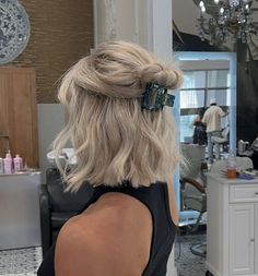 Platinum Hair Green Eyes, Blonde Lob Round Face, Blonde On Pale Skin, Lob Round Face, Blonde Medium Bob, Platinum Lob, Mid Length Blonde Hair, Teacher Hairstyles, Short Hair Blonde