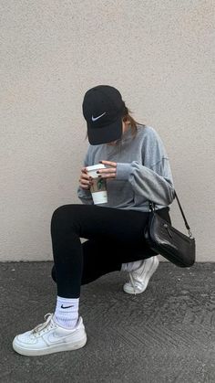 Leggings And Nike Socks Outfit, Nike Crew Socks Outfit, Adidas Cap Outfit, Crew Socks With Sneakers Outfit, Socks With Leggings, Black Cap Outfit, Nike Socks Women, Black Hat Outfit, Leggings Gym Outfit