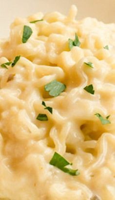 macaroni and cheese with parsley on top