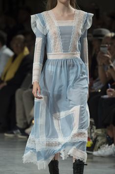 Miumiu Dress, Vintage Prairie Dress, Armor Dress, 2019 Runway, Stylish Summer Outfits, Runway Pictures, Fashion Costume, John Galliano, Fashion Fabric