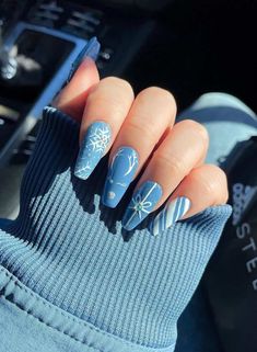 Searching for pretty snowflake nails? Check out these gorgeous blue snowflake nails including light blue, dark, blue, chrome, white, and more. There’s simple French tip designs, easy DIY options, and short or long nails to inspire you this winter! *photo by: @HAUTEPINKPRETTY* Cute Winter Nail Ideas Simple, Winter Nail Blue, Blue With White Nails, Light Blue Holiday Nails, Blue Winter Nail Designs Snowflakes, Blue Christmas Nails Winter Snowflake Designs, Simple Blue Christmas Nails, Light Blue Winter Nail Designs, Blue And White Snowflake Nails