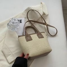 SPECIFICATIONSBrand Name: NoEnName_NullHandbags Type: Shoulder BagsTypes of bags: Shoulder & Crossbody BagsMain Material: StrawLining Material: POLYESTERShape: BucketPlace Of Origin: HE BEI ProvincePlace Of Origin: HE BEI ?ProvinceOrigin: Mainland ChinaCN: HebeiHardness: SOFTPattern Type: SolidInterior: Cell Phone PocketDecoration: noneExterior: noneOccasion: partyClosure Type: zipperGender: WOMENStyle: fashionModel Number: TNumber of Handles/Straps: Single