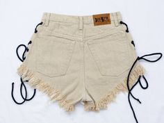 AUNT GERTRUDE PRESENTS - reworked vintage beige shorts - super frayed - lace up - floral patches - 5 pockets - material: denim SIZE/MEASUREMENTS best fits: M/L waist: 30 inches (76 cm) hips: 39,5 inches (100 cm) rise: 12 inches (30 cm) Cutoff Cotton Bottoms For Festival, Cotton Cutoff Bottoms For Festival, High Waist Cotton Jean Shorts For Festival, Hippie Style Short Bottoms For Spring, Trendy Cotton Jean Shorts For Festival, Bohemian Cutoff Bottoms With Frayed Hem, Cotton Jean Shorts For Festivals, Bohemian Cutoff Shorts For Spring, Spring Festival Cotton Jean Shorts