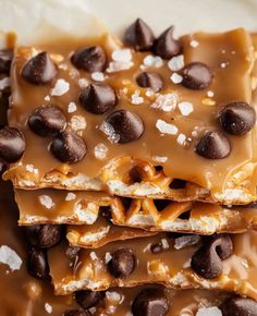 Pretzel Carmel Chocolate Treats, Carmel Pretzel Bark, Pretzel Cookie Recipes, Thanksgiving Bark, Carmel Chocolate Pretzels, Salted Caramel Bark, Diy Caramel Sauce, Easy No Bake Dessert Recipes, Chocolate Caramel Pretzel Bark