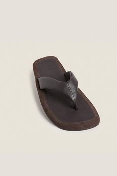 COMFORTABLE LEATHER SANDALS - Brown | ZARA United States Leather Toe Post Footbed Sandals For Summer, Modern Leather Flip Flops For Vacation, Vacation Leather Slippers With Leather Footbed, Leather Flat Flip Flops For Vacation, Leather Flat Sandals For Beach, Summer Leather Toe Post Slingback Sandals, Leather Toe Post Flip Flops For Vacation, Modern Leather Beach Slippers, Leather Flip Flops For Summer With Open Heel