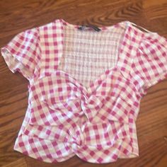 Never Worn. Great Condition! Trendy Plaid V-neck Top, Cute V-neck Crop Top For Spring, Cotton V-neck Tops For Picnic, Cute Fitted Tops For Picnic, Fitted Short Sleeve Tops For Picnic, Chic Short Sleeve Tops For Picnic, Trendy Plaid Tops For Vacation, Summer V-neck Top For Picnic, Casual Summer Tops For Picnic