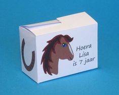 a white box with a horse on it and the words hoera lisa is 7 jaar