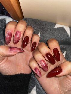 Maroon Color Nail Art, Marble Nails Burgundy, Dark Red Marble Nails, Nail Art Simple Elegant Classy Maroon, Marble Red Nails, Nailart Merah Maroon