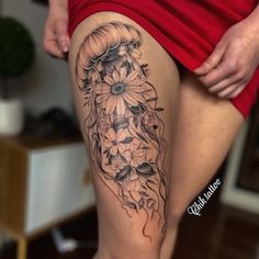 a woman's thigh with flowers on it