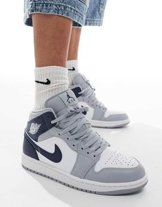 Scarpe, Stivali e Sneakers di Jordan Allaccia le scarpe e via! Lunghezza media Modello stringato Caviglia imbottita Esclusivo logo Nike Logo Jordan Jumpman sulla linguetta Traforate per una migliore ventilazione Intersuola in schiuma con ammortizzazione Air Robusta suola in gomma per una trazione eccellente sui ogni tipo di superficie Suola scolpita zigrinata Nota bene: puoi acquistare una sola unità di questo prodotto per ogni ordine Un ordinativo contenente più di un solo pezzo sarà cancellato Nike Branding, Leopard Print Baby, Jumpman Logo, Shorts Co Ord, Trainer Heels, Nike Brand, Air Jordan 1 Mid, Jordan 1 Mid, Adidas Samba