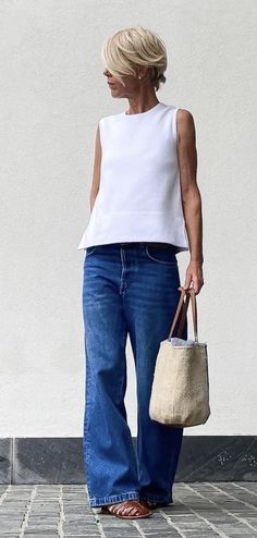 Mode Over 50, Vestiti In Jeans, Street Style 2022, Nyc Style, Retro Styles, Fashion Mistakes, Woman Fashion