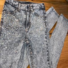 New With Tags Size Us 4/ Eu 34 Skinny Jeans Light Gray Wash Denim Ombr Gradient Crystals And Studs Trendy High Waist Jeans With Rhinestones, Trendy Fitted Jeans With Rhinestones, Trendy High-waisted Embellished Jeans, High Waist Rhinestone Jeans For Party, High-waist Rhinestone Jeans For Party, Casual Fitted Jeans With Rhinestones, Fitted High Rise Jeans With Rhinestones, Fitted Casual Jeans With Rhinestones, Fitted High-rise Jeans With Rhinestones