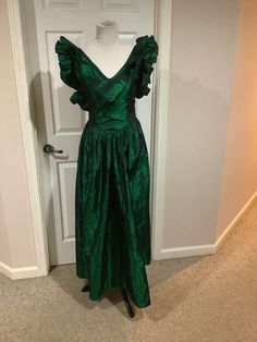 This nice vintage 80s green Iridescent Alfred Angelo like Gunne Sax like puff ruffle sleeve deep plunge neckline princess style waist Party dress comes to you in a size S-M maybe more like a small.As you can see from pictures cool retro 80s dress. I had to safety pin the back of dress to take the picture. Someone tore out designer tag but I could make out a little of it. Pls compare the messages I give you to those in your closet.measurements are 13 to maybe 13 1/4 inches waist 17 inches underar Gunne Sax Dress Vintage 80s, Green Ruffled Evening Dress For Parties, Green Ruffled Cocktail Evening Dress, Green Ruffled Evening Dress, Vintage V-neck Evening Dress For Formal Occasions, Vintage V-neck Evening Dress, 80s Dresses Formal, Gunne Sax Dress 80s, Princess Bodice