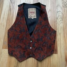 Vest Is In Good Condition Overall Has No Major Rips Stains Or Tears Fits True To Size Men's Medium Southern Gothic Fashion, Vintage Grunge Fashion, Gothic Fashion Men, Phoenix Usa, Cowboy Vest, 70s Inspired Outfits, 1920s Mens Fashion, Mens Vest Fashion, 70s Men