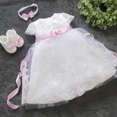 CHARLOTTE 3-piece, dress + headband + shoes We have shoes in sizes 10 cm, 11 cm, 12 cm, 13 cm - A beautiful dress for your little princess + headband - Everything processed with love, simply breathtaking and graceful - Condition: New - Material: 100% polyester decorated with an elegant bow **- Available sizes - Gr. 56 - Gr. 62 - Gr. 68 - Gr. 74 - Gr. 80 - Gr. 86 - If you need a different size, just write to us - Please specify size **Please note - Sizes: +/-2 cm tolerance for manual measurement. Gr 86, Christening Dress, Dress Party, Piece Dress, Little Princess, Beautiful Dress, Christening