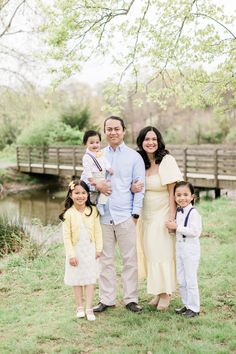 Check out this perfect spring outfit ideas for family photos for family of 5. Yellow, white, beige, navy blue, and light blue outfits are the best and will work really well for spring and summer too. This is my own family's photo taken by another Northern Virginia family photographer in Haymarket, Virginia. Head on to www.TuBellePhotography.com to see more of our family pictures. Light Blue And Yellow Family Photo Outfits, Yellow Family Pictures Outfit Ideas, Yellow Family Pictures, Beige And Blue Outfit, Navy Family Pictures, Light Blue Outfits, Outfit Ideas For Family Photos, Family Photoshoot Outfit Ideas, Easter Family Pictures