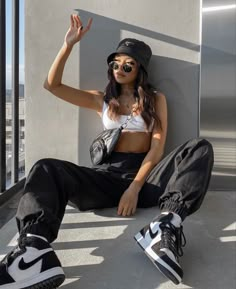 Jordan Outfits Womens, 40s Mode, Streetwear Photoshoot, Stile Blair Waldorf, Jordan Outfits, Cooler Look, Outfits With Hats