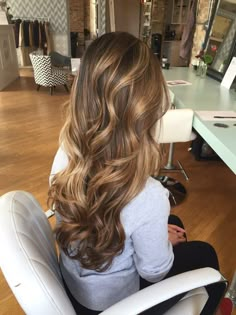 LOVE (apply with my hair color instead?) (dimensional) Highlights Ideas, Honey Blonde Hair, Brown Blonde Hair, Haircuts For Long Hair, Hair Color Balayage, Light Brown Hair, Brown Hair Colors