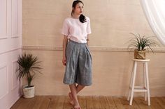 - Short linen palazzo pants - Side seam pockets - Invisible zipper in side seam - Length 70 cm (27 1/2 inches) fits for 5'3''-5'7'' - Linen is washed - Color on photo: melange gray, you can select other color from available - Plus size option requires exact measurements, can be made up to 130 cm (51 inches) in bust Linen clothing www.etsy.com/shop/HelensWear?§ion_id=22873505 Please, use this size chart to select your size US 0 Bust 82 cm (32.5 inches) Waist 64 cm (25 inches) Hips 89 cm (35 inche Summer Wide Leg Culottes, Summer Casual Culottes, Casual Knee-length Culottes For Spring, High Waist Summer Culottes, Chic Short Culottes For Summer, Chic Summer Short Culottes, Chic Summer Knee-length Pants, Chic Knee-length Summer Pants, Chic Short Length Culottes For Summer