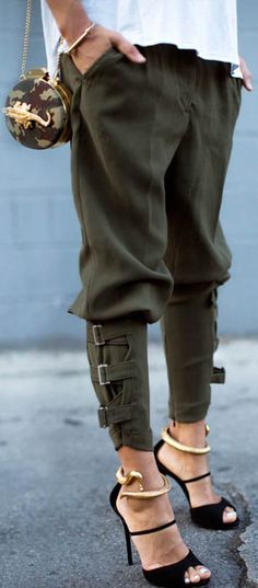 These are gorgeous! I love how it's slouchy yet constructed towards the leg. I'll take that bag too! Instagram Baddie, Green Pants, Mode Inspiration, Look Fashion, Passion For Fashion, Army Green, Trendy Outfits, Style Me