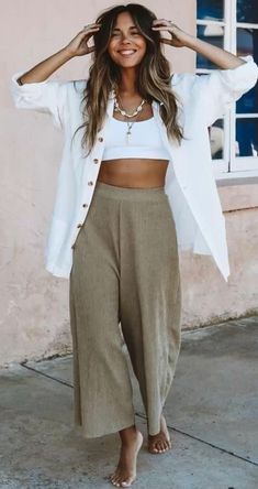 Meditterean Outfits, White Flowy Outfit Aesthetic, Summer Loose Outfits, Linen Clothes Outfits, California Aesthetic Outfit Spring, Flowy Linen Outfit, Philippines Style Outfits, Cream Summer Outfits, Mediterranean Chic Outfit