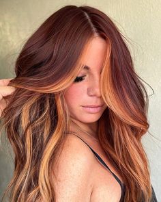 Face-Framing Strawberry Highlights for Red Hair Red Hair With Highlights, Rambut Brunette, Red Blonde Hair, Strawberry Blonde Hair Color, Hair Adviser, Ginger Hair Color, Hair Color Auburn, Hair Color And Cut, Auburn Hair