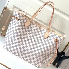 white grid with apricot leather is genuine French A-grade quality, hand-painted edge details are very delicate.

Size: 32x29x17 Louis Vuitton Yayoi Kusama, Neverfull Gm, Louis Vuitton Neverfull Gm, White Grid, Louis Vuitton Capucines, Large Cosmetic Bag, Louis Vuitton Totes, Medium Handbags, Lv Purse