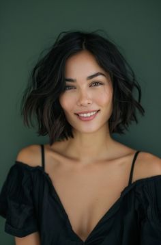 Shatter-Bob-with-Piecey-Ends.webp (317×481) Edgy Bobs For Fine Hair, Balayage Caramel, Brunette Hair With Highlights, Choppy Bob Hairstyles, Bob Haircut For Fine Hair, Hair Inspiration Short, Balayage Hair Blonde