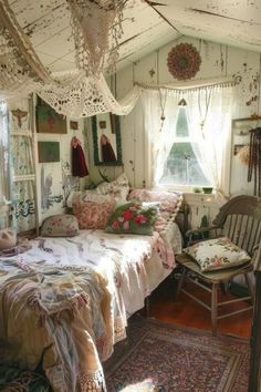 Amazing idea of bedroom Vintage Bedroom Styles, Vintage Bedroom Ideas, Vintage Bedroom Decor, Rustic Bedroom Decor, Small Room Decor, Vintage Room Decor, Bedroom Decor Cozy, Vintage Bedroom, Cozy Room Decor