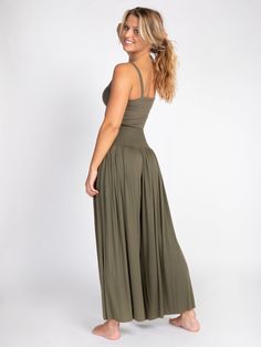 Meet the comfiest pants ever! Our Make A Move Palazzo Pants have a wide leg silhouette, a smocked waistband, and the most flattering fit! The best thing about them is the raw edge hem so you can cut to your own length… they even look great cropped! They’re so cute paired with any of our tanks and tees or can easily be dressed up, making them perfect to wear no matter the occasion! You'll literally want to wear them every day! Black Palazzo Pants, Palazzo Pant, Comfy Pants, Bohemian Clothes, Easy Knitting, Palazzo Pants, Shoulder Length, Raw Edge, Looks Great