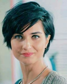 Hairstyles For Fat Faces, Short Black Hair, Tuba Buyukustun, Best Short Haircuts, Makeup Transformation, Penteado Cabelo Curto, Short Pixie Haircuts, Short Hair With Layers