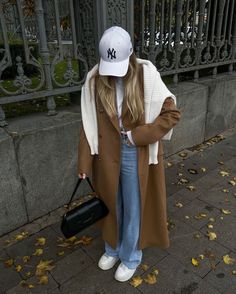 Camel Coat Outfit Winter Style, Liza Rudkevich, Brown Coat Outfit, Winter Inspo Outfits, Camel Coat Outfit, Nyc Winter Outfits, Sandal Tali, Outfits New York, New York Outfits