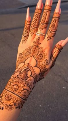 Easy and Simple Mehndi Design Ideas Henna Designs Elbow Length, Henna Eid Designs, Modele Henna Main, Model Henne, Mendi Design Modern, Henna Arm Designs, Henna Design Aesthetic, Henna On Arm, Henna Designs Wedding