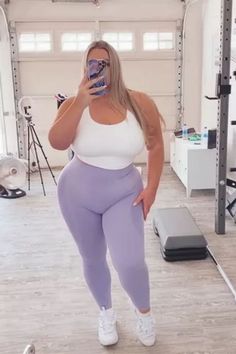 Practical, stylish, fitted white tank top, high-waisted lilac leggings, white sneakers. Plus Size Gym, Gym Outfit Ideas, Building A Wardrobe, Curves And Confidence, Pilates Outfit, Gentlemen Wear, Workout Tops For Women