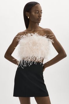 Optez pour le bustier raccourci Zaina pour un look à la fois chic et décadent. Ses plumes douces lui confèrent à la fois un aspect léger et une texture séduisante, et sa fermeture à glissière à l'arrière permet de créer une silhouette ajustée. Glamorous Cropped Tube Top For Evening, Elegant Cropped Tube Top For Evening, Chic Cropped Tube Top For Evening, Dressing Up, Ostrich Feathers, Seals, Feathers, Backless Dress, Dress Up