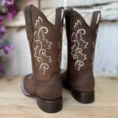 The price already INCLUDES taxes and shipping to anywhere in the United States. 
This is the style SB-420 women's western boot, presented in a versatile brown color. With a Bulldog last and square toe, this boot combines traditional comfort with modern design. Simple but authentic floral embroidery adds a touch of natural elegance. Made with crazy leather material, leather upper and lining, and a cowhide sole, it promises durability and comfort. Made in León, Mexico, this style has become a crow Western Style Square Toe Boots For Western-themed Events, Square Toe Heeled Boots For Western-themed Fall Events, Fall Square Toe Heeled Boots For Western-themed Events, Rustic Square Toe Boots For Rodeo, Brown Country Style Moto Boots For Western-themed Events, Brown Western Heeled Boots For Western-themed Events, Rustic Square Toe Ranch Boots, Brown Snip Toe Moto Boots For Western-themed Events, Western Wide Calf Heeled Boots With Square Toe