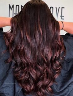 Auburn hair color guide with 32 photos of auburn hair to help you choose the perfect shade, hairstyle, and haircut for the season. Hair Glaze, Hair Color Guide, Rambut Brunette, Fall Winter Hair Color, Hair Gloss, Gorgeous Hair Color, Fall Hair Color For Brunettes, Dull Hair