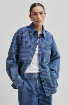 Andra randiga denimskjortan för kvinnor. Tillverkad i tung bomullsdenim med sliten blå tvätt och kontrastribbning. Med normal krage och knappslå. Långa ärmar med knappslå och knäppning vid Kimono Outerwear, Print Swimwear, Womens Size Chart, Denim Jumpsuit, Shirt Skirt, Blazer Coat, Classic Shirt, Hat Hairstyles, Swimwear Tops