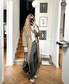 Beauty Closet, Fashion Staples, Trench Coat Outfit, Winter Mood, Interview Outfit, Coat Outfits, Professional Outfits