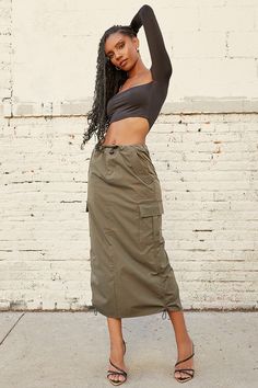 Parachute Skirt Outfit, Cargo Skirt Outfit, Parachute Skirt, Fitted Crop Top, Midi Skirt Outfit, Personal Style Inspiration, Cargo Skirt, Skirt Fits, Women Midi