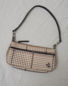 [always the fun one] Vintage brown and cream houndstooth RALPH LAUREN mini baguette bag. •Houndstooth fabric•Zipper closure•Tanh lining•Silver hardware•One inside zip pocket•Two slip pockets on the front•RLL embroidered logo on frontLABEL: Ralph LaurenCONDITION: Vintage / ExcellentSIZE: Small Mini Baguette Bag, Mini Baguette, Vintage Houndstooth, Houndstooth Fabric, Patchwork Top, Daily Bag, Vintage Tapestry