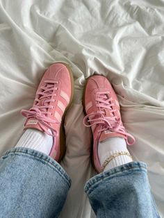 Pink aesthetic adidas Adidas Bermuda Pink, Pink Shoes Outfit Ideas, Pink Sambas Outfit, Pink Shoes Aesthetic, Adidas Shoes Aesthetic, Adidas Samba Pink, Adidas Pink Shoes, Oasis Knebworth, Pink Sambas