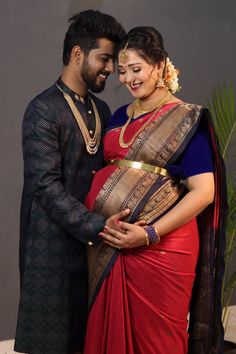 Seemantham Photoshoot Ideas, Maternity Photoshoot Poses In Saree, Traditional Maternity Shoot In Saree, Seemantha Photoshoot, Maternity Photography Saree Poses, Maternity Photoshoot Indian, Meternati Photo Shoot Ideas