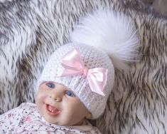 Playful White Bonnet For Winter, Playful White Winter Bonnet, Playful White Crochet Beanie Hat, Cute White Crochet Hat For Gift, Cute White Crochet Hat For Gifts, Cute White Crochet Hat As Gift, Cute White Hat With Bow, Cute White Hats With Bow, Cute White Crochet Beanie Hat