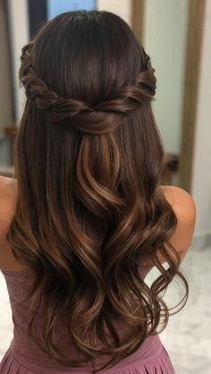 Discover stunning homecoming hairstyles for every hair length and type medium easy short long half up updos straight hair shoulder length simple black hair curly hair and more Find your perfect style with our step-by-step tutorials and inspiration Shoulder Length Hairdos, Cute Christmas Hairstyles, Chic Short Haircuts, Easy Bun, Formal Hair, Bun Styles, Gorgeous Hairstyles