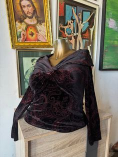 This 90s velvet evening top in size S/M features a stunning design that exudes elegance and sophistication. Made from high-quality materials, it offers a comfortable fit and adds a touch of luxury to your wardrobe. Perfect for any special occasion, this top is a must-have for any fashion-forward individual. size: S/M pre-owned 90s Velvet, Evening Tops, British Indian, Fashion Forward, Special Occasion, Comfort Fit, Velvet, Wardrobe, High Quality