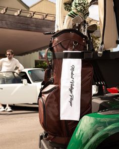 Retro Golf Bag, Vintage Golf Bag, Leather Golf Bag Golf Bag Aesthetic, Gentlemans Club Aesthetic, Golf Accessories For Men, Golf Sketch, Golf Girlfriend, Thesis Template, Golf Wife, Couples Golfing