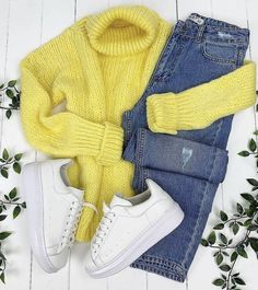 Yellow Sweater Outfit, Classic Fashion Looks, Casual Oufits, Iranian Women Fashion, Outfit Mujer, Travel Outfits, Yellow Sweater